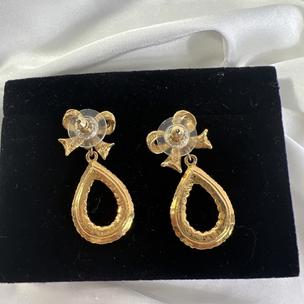 Vtg Avon Isn't It Romantic Gold‎ and White  Bow & Teardrop Pierced Earrings - Picture 3 of 3